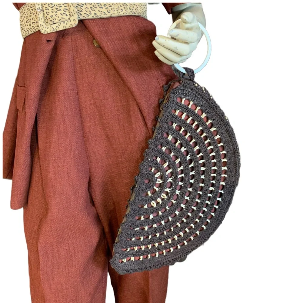 VINTAGE 1970'S BROWN CROCHET MACRAME W/CREAM PLASTIC WRIST BAG/CLUTCH